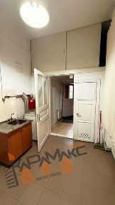 Продаж 3-кімнатної квартири в центрі Львова. Парк Франка. Австрійська кам'яниця. Окремий вхід