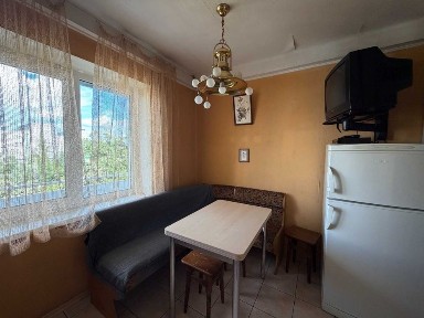 2-кімнатна квартира біля метро Лівобережна, Сверстюка 8а