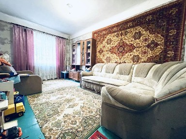 В продажу окремий цегляний будинок з великою земельною ділянкою!