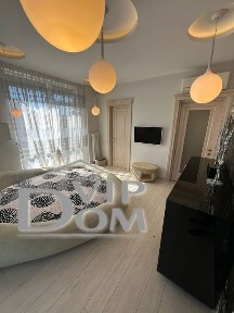 Квартира с террасой со всех комнат, три спальни., бассейн.
