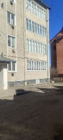 Продається трикімнатна квартира з гаражом