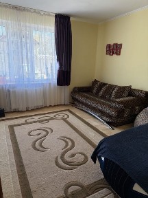 Продається двокімнатна квартира, площею 68 м²