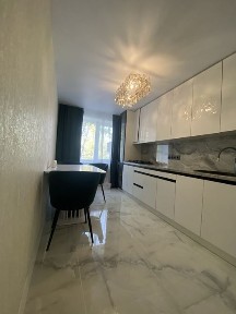 Продам трёхкомнатную чешку с евроремонтом в кирпичном доме в центре