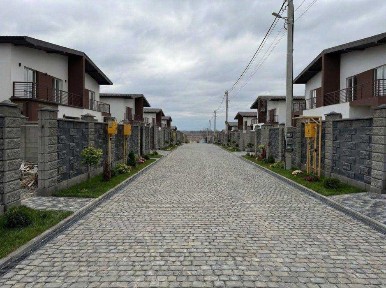Продам просторий котедж з комунікаціями