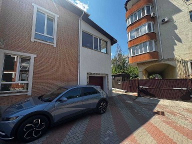 Продаж підвалу 35.5 кв. м на вул. Лисянська, Київ. Окремий вхід, електрика, охорона Ідеально під надійне укриття, безпечний склад речей чи інший бізнес
