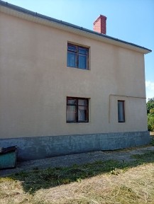 Продам будинок зі зручностями та гаражем біля кафе 