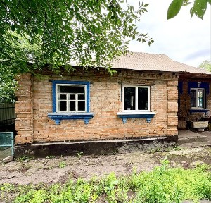 Новинка! Продаж цегляного будинку в центрі м. Узин / 10 соток землі / Газ / Господарські будівлі