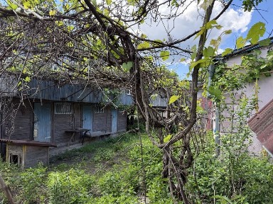 Продається будинок поруч з лісом село Червоне. Є баня, сарай, погріб. Просторий будинок житловий стан З кімнати та піч Газове опалення Є гараж