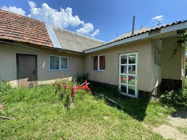 Будинок та земельна ділянка