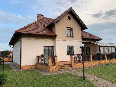 Оренда будинку з великою територією в передмісті