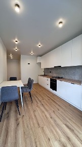 Продаж 2к поруч з центром міста