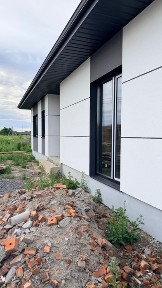американка біля лісу
