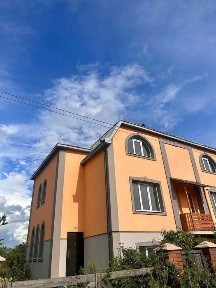 Продається будинок за вигідною ціною в обжитій вулиці
