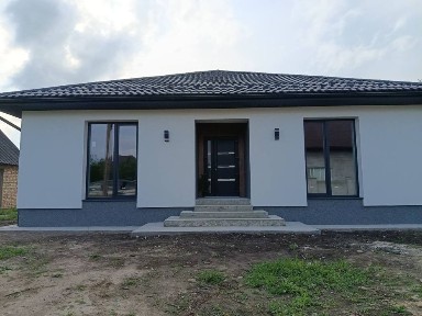 Продається будинок, новобудова. З огорожею та вхідною групою бруківки.
