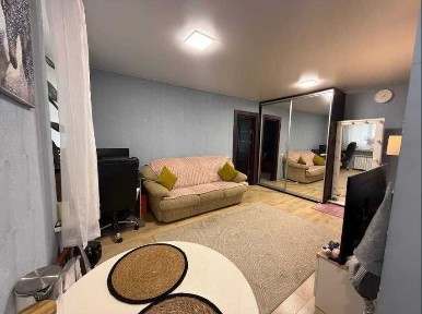Продам 2кім в цеглі та з кап ремонтом в районі КВАРТАЛА (720364)