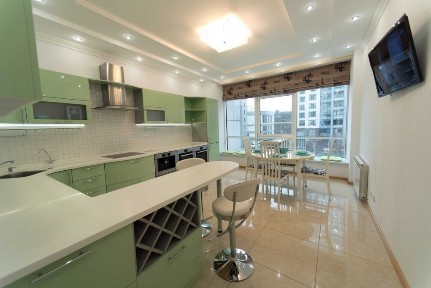 Здається 2к квартира, 85 м. кв., 3 поверх, паркінг, комора. Від власника