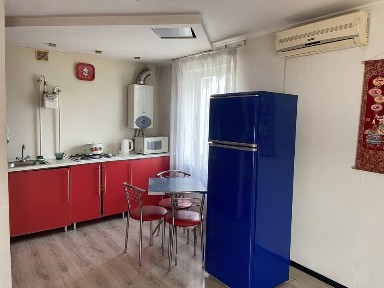 Продам 1-кімнатну в центрі соцміста