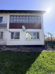 Продаж двохповерхової квартири з власною ділянкою в центрі с. Яблунівка