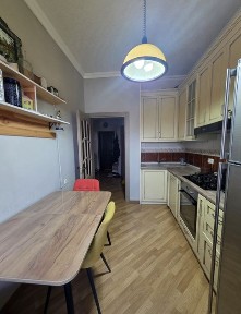 Простора 3-кімнатна квартира з автономним опаленням у цегляному будинку, район ДНС!