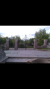 Двоповерховий будинок в с. Кінецьпіль.