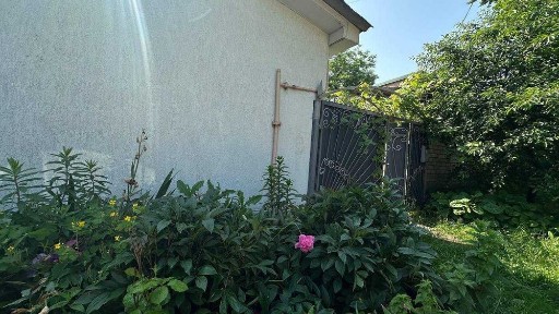 ПРОДАЖ: 2 кім квартира в центрі, з власним двором та гаражем