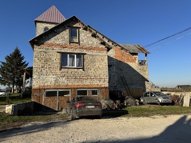 Продаж будинку і земельної ділянки