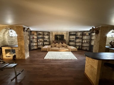 Любимівка, великий будинок 383 м² велика ділянка 15 соток.