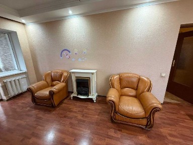 Продам 2-к квартиру 79м2 евроремонт газ новий будинок з червоної цегли Парковая