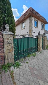 частина двоповерхового будинку в центральній частині міста
