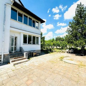 Продам будинок з великою ділянкою по вулиці Виноградова.