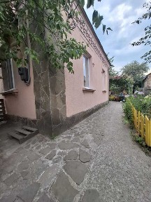 Продаж будинку з жилим флігелем