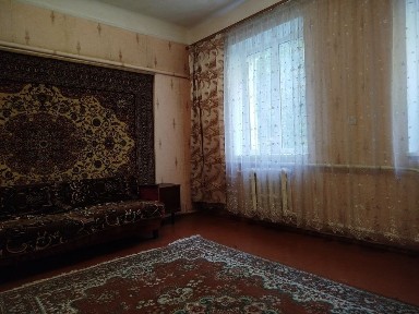 Частина будинку з окремим подвір'ям та центральними комунікаціями