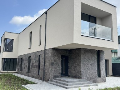 Продаж будиноку Брюховичі ( окремо стоячий) 222 кв. 5,5 сот землі