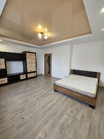 Продається квартира в зданій новобудові по вулиці Шевченка 418. Ремонт, меблі та техніка, двостороння: просторий коридор, дві ізольовані кімнати.