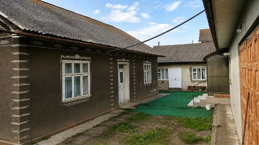 Продається домоволодіння (будинок) в м. Заставна, Чернівецька обл.