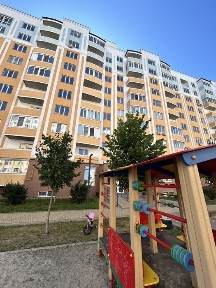Простора 2к квартира з мінімальним оформленням на середньому поверсі, Буча!