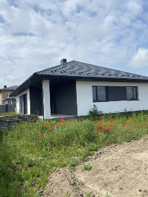 Будинок поряд міста