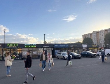 МАФ з документами біля ТРЦ.
