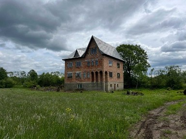 Триповерховий будинок в с. Делятин