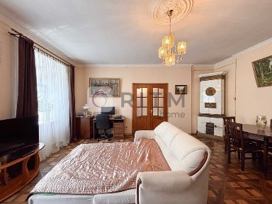 Продаж 3-кімн. квартири 74 м² на вул. Дорошенка з балконом