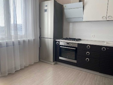 Простора 2-к квартира 70,2 м² з автономним опаленням, вул. Незалежності 18. Власник