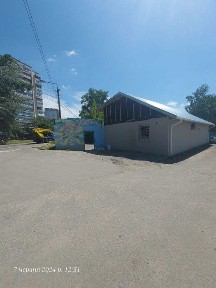 Корчуватий фасад вул. Новопирогівська, приміщення під магазин або пивну