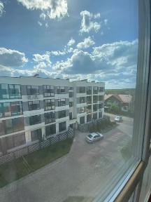 Простора квартира з панорамними вікнами
