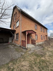 Продається цегляний будинок з підвалом та хозбудівлями