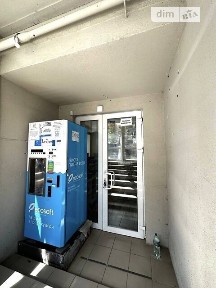 Комерційне приміщення з окремим входом і вікнами - вітринами