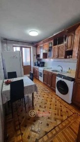 Срочно продам 4 ком квартиру на среднем этаже ! Цена 60 000 у.е. ( ГАЗ )