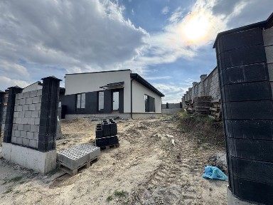 Продам кутовий котедж з внутрішніми роботами за Райським садом