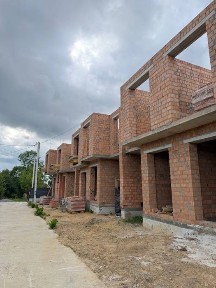 Без комісії. Цегляне буд-во, є мансардний поверх, асфальт. доїзд