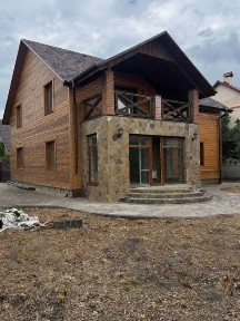 Продаю просторий двоповерховий будинок у місті