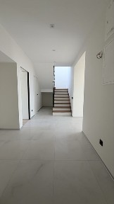 Квартира з ремонтом і терасою, дворівнева